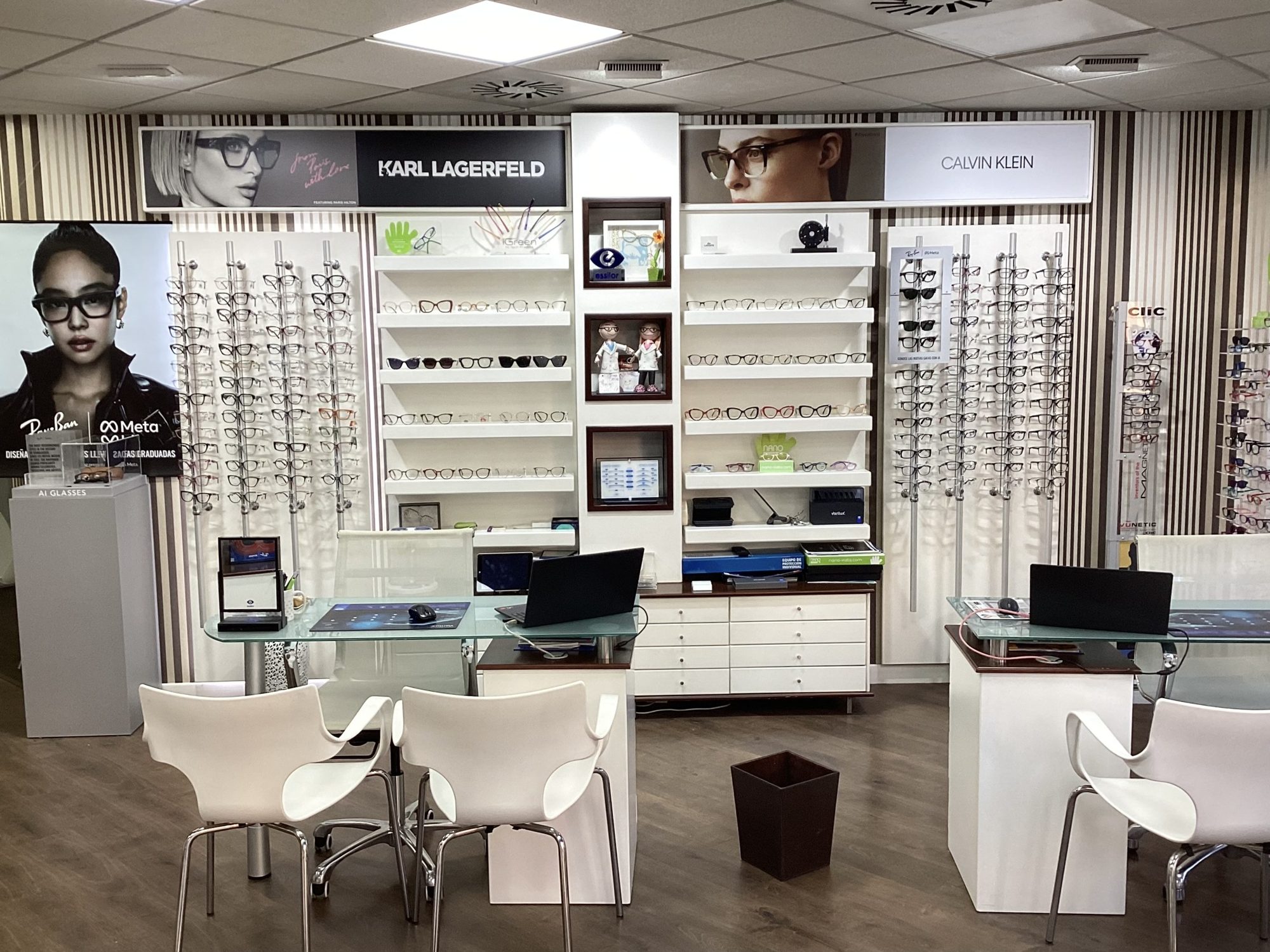 Interior de Óptica Retamas: expositores de gafas y puestos de atención al cliente